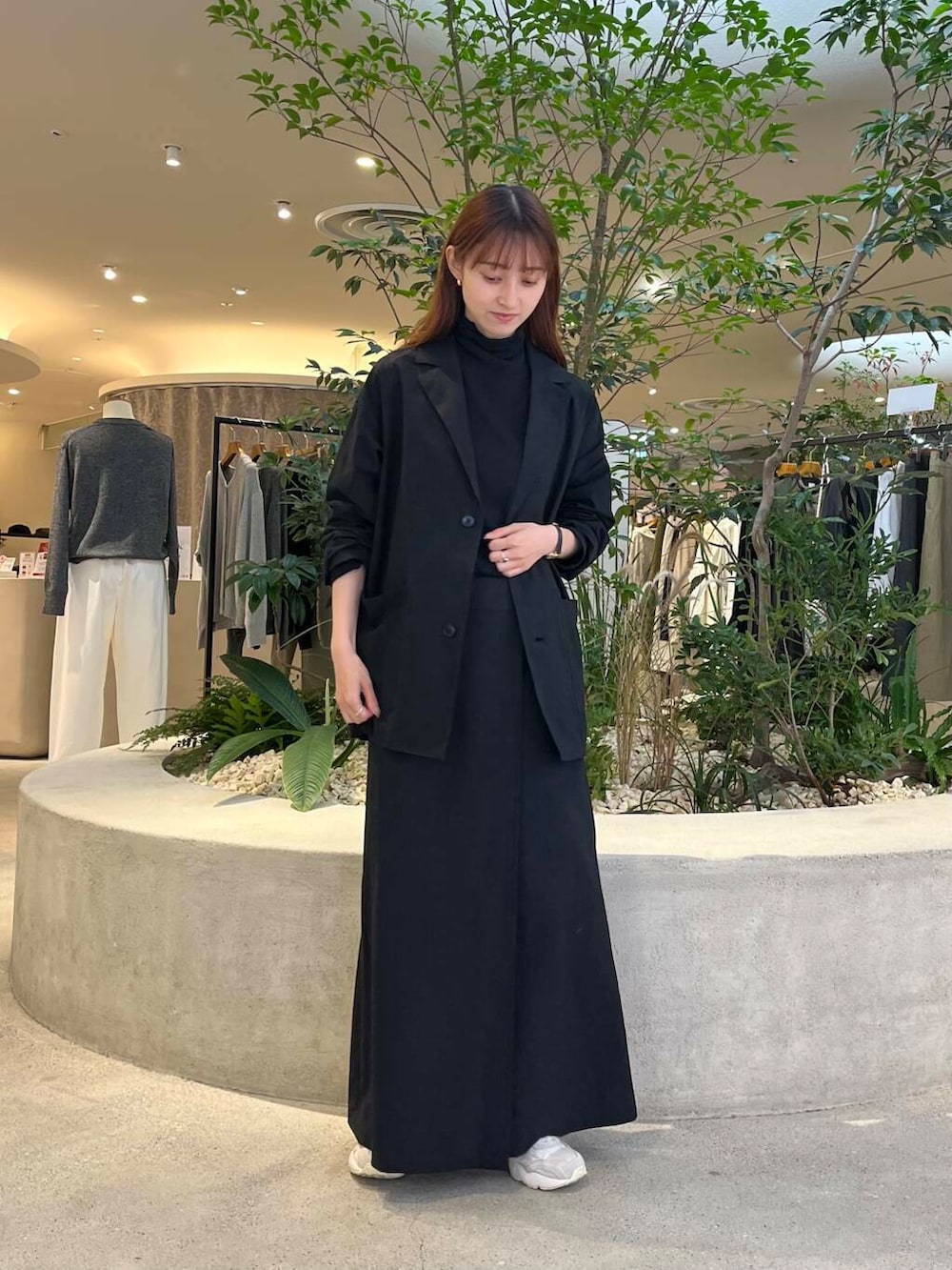 ブラック系のTシャツ/カットソー、ブラック系のテーラードジャケット、ブラック系のスカートを着用したレディースの秋コーディネートの3枚目の写真