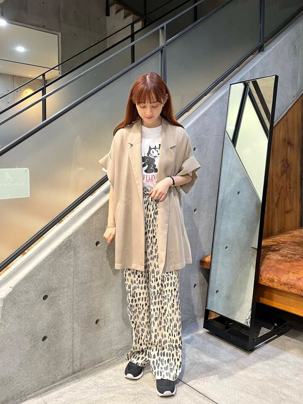 ホワイト系のTシャツ/カットソー、ベージュ系のテーラードジャケット、ブラック系のスニーカーを着用したレディースの夏コーディネートの3枚目の写真