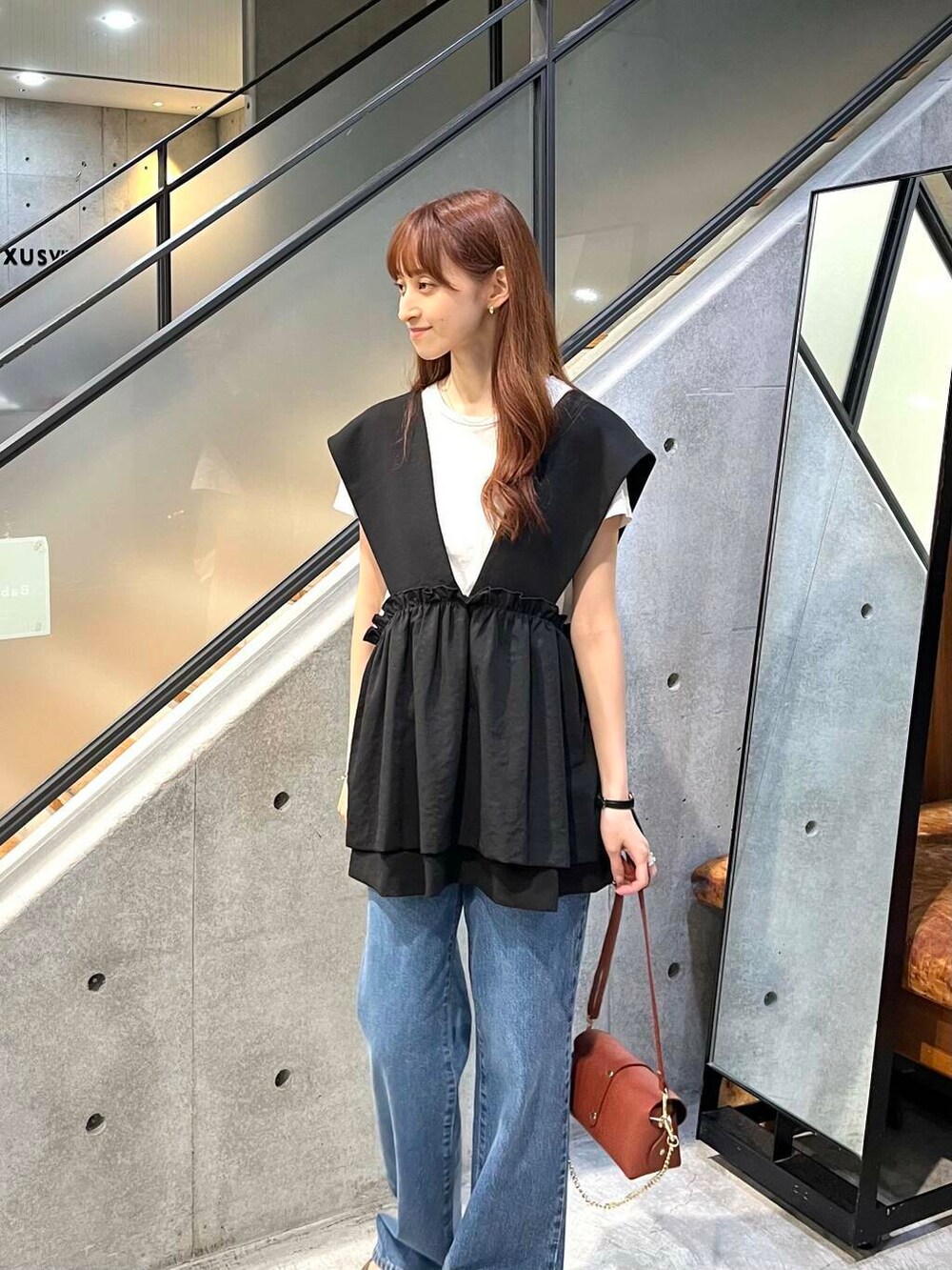 ゴールド系のパンプス、ブラウン系のショルダーバッグ、グレー系のTシャツ/カットソーを着用したレディースの夏コーディネートの5枚目の写真