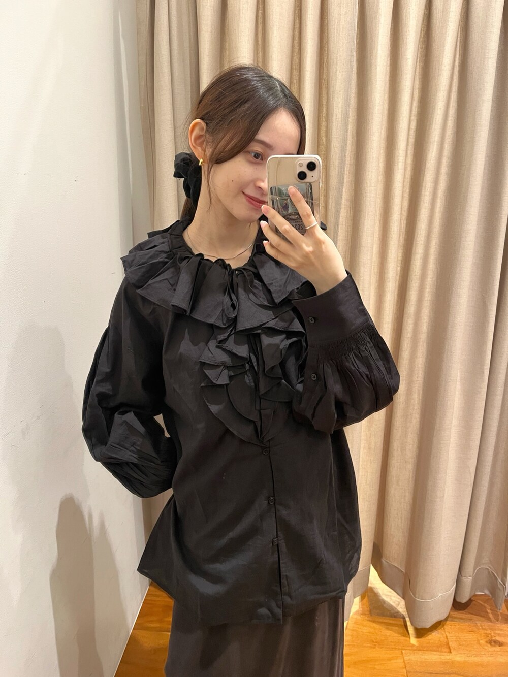 ブラック系のシャツ/ブラウスを着用したレディースの秋コーディネートの4枚目の写真