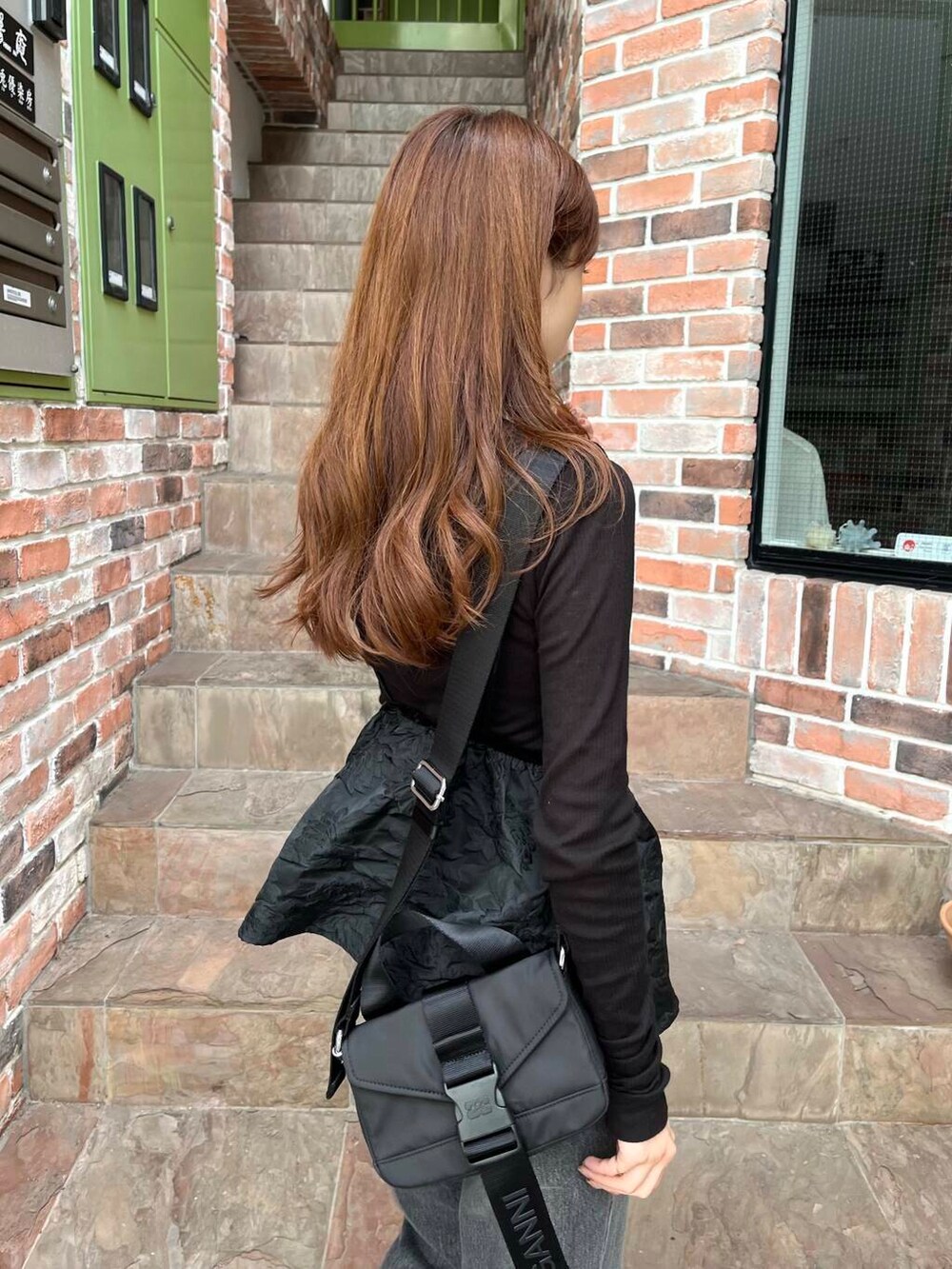 ブラック系のTシャツ/カットソー、ブラック系のその他シューズ、ブラック系のデニムパンツを着用したレディースの夏コーディネートの6枚目の写真