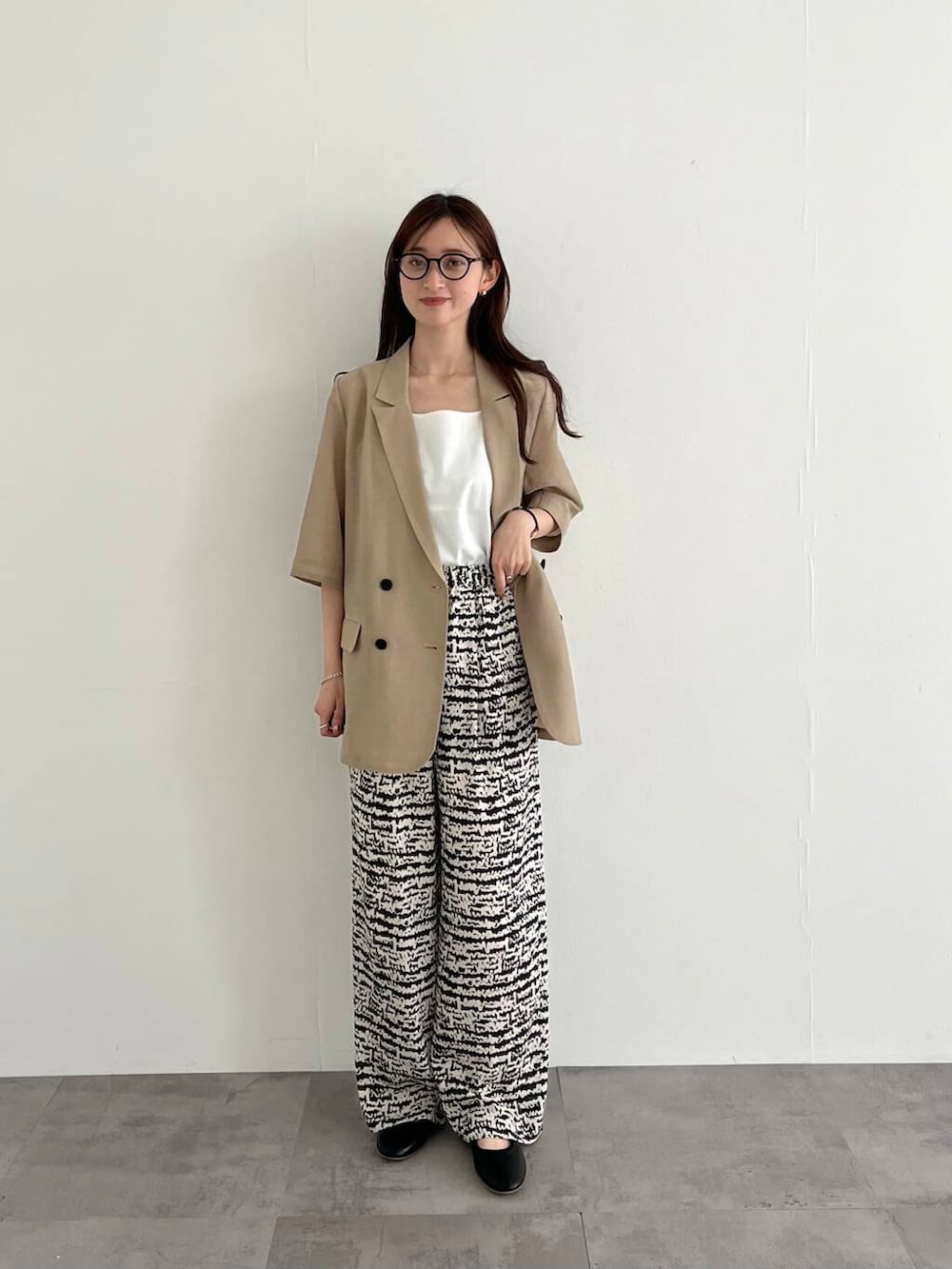 「アーバンリサーチ、イージーパンツ、URBANRESEARCH、レイヤード、春コーデ、低身長コーデ、メッシュ、20代、157cm、トレンドコーデ、20代後半、骨格ウェーブ、春カラーコーデ、イエベ春、ウェーブ×イエベ春」｜「URBAN RESEARCHのメリージェーンフラットシューズ（バレエシューズ、ブラック系）」を使った、chisaさん（レディース・157cm）の春コーディネートの2枚目の写真