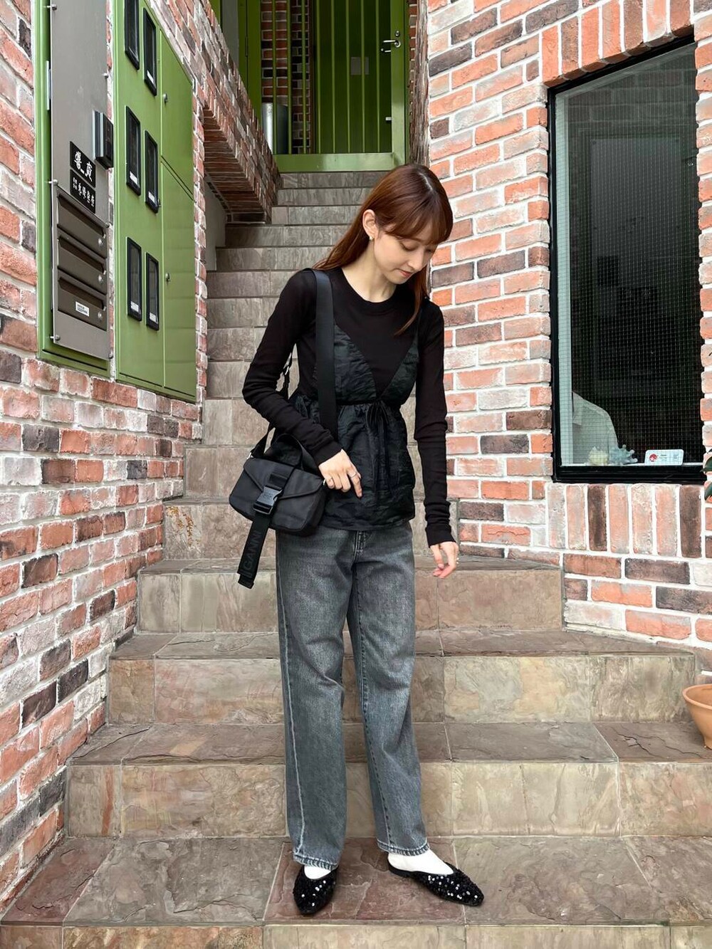 ブラック系のTシャツ/カットソー、ブラック系のその他シューズ、ブラック系のデニムパンツを着用したレディースの夏コーディネートの3枚目の写真