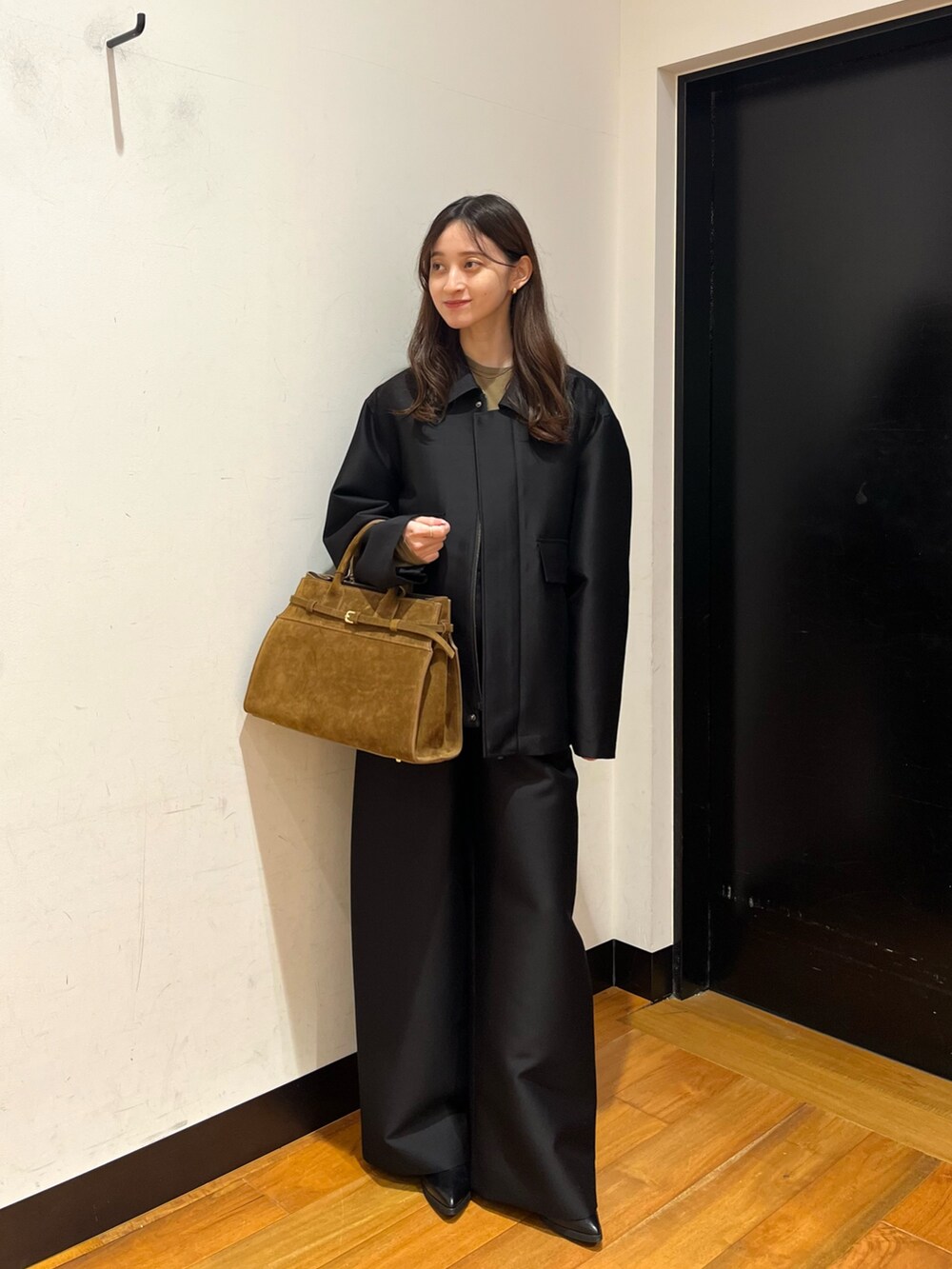 ブラック系のその他アウター、グリーン系のTシャツ/カットソー、ブラック系のその他パンツを着用したレディースの秋コーディネートの3枚目の写真