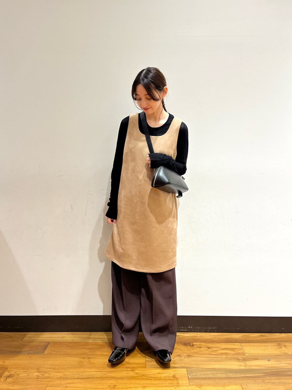 ベージュ系のワンピース、ブラック系のTシャツ/カットソー、ブラック系のローファーを着用したレディースの秋コーディネートの7枚目の写真
