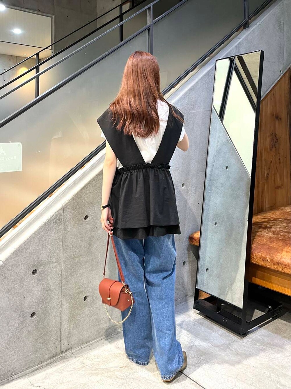 ゴールド系のパンプス、ブラウン系のショルダーバッグ、グレー系のTシャツ/カットソーを着用したレディースの夏コーディネートの4枚目の写真