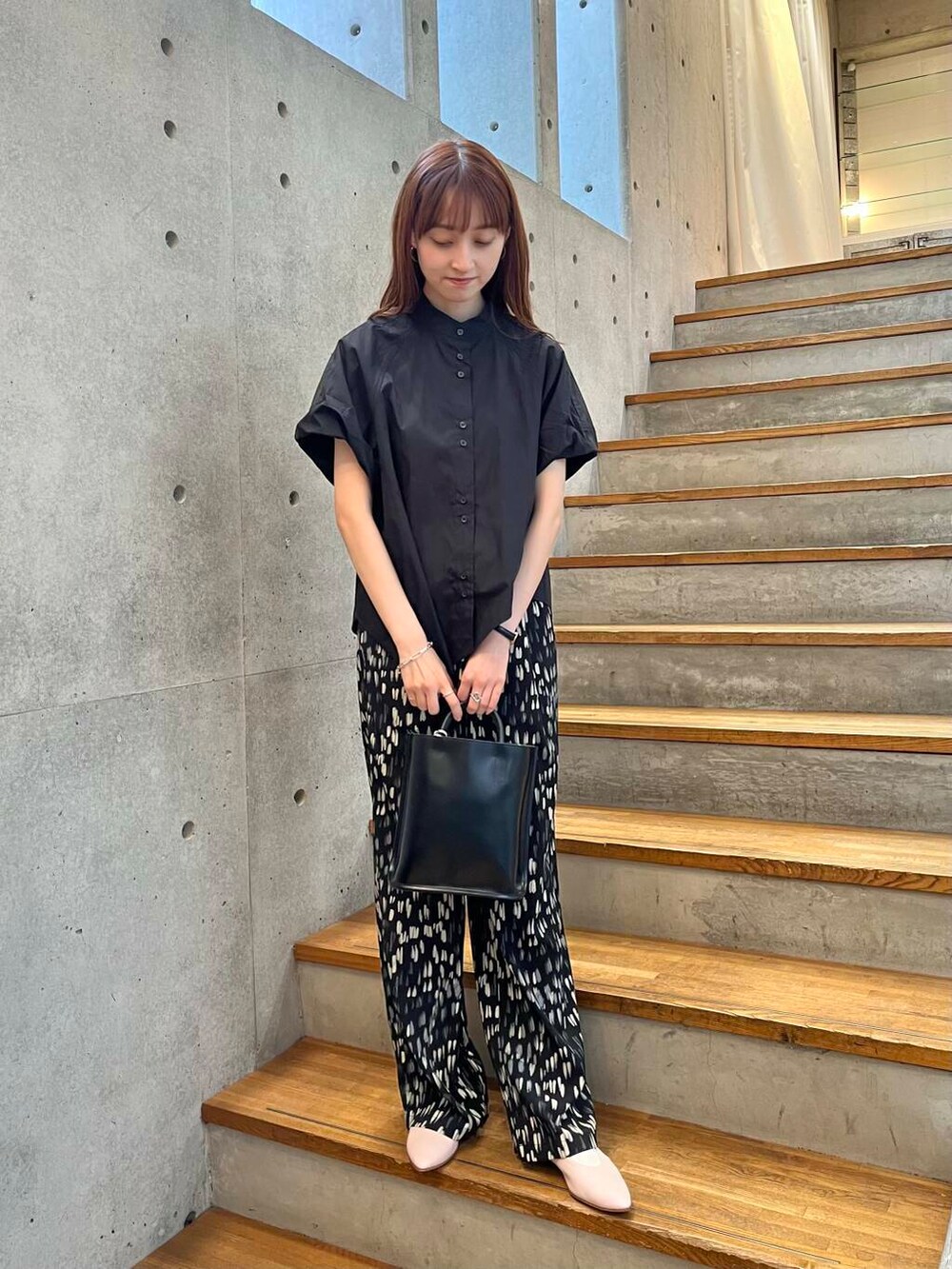 ピンク系のその他シューズ、ブラック系のその他パンツ、ブラック系のトートバッグを着用したレディースの夏コーディネートの3枚目の写真