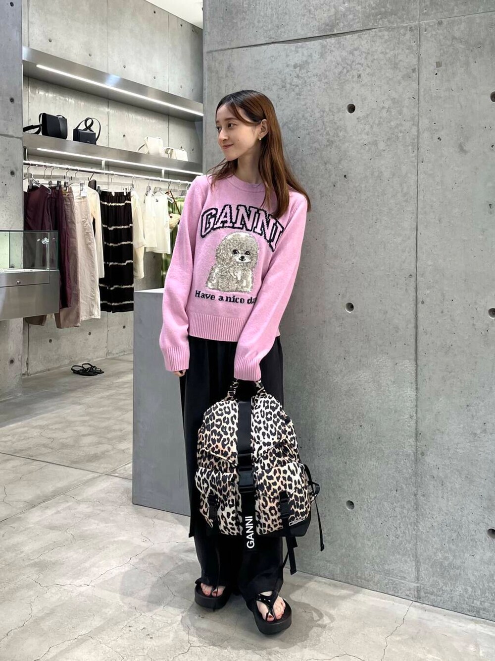 ブラック系のサンダル、その他のバックパック/リュック、ブラウン系のその他パンツを着用したレディースの夏コーディネートの3枚目の写真