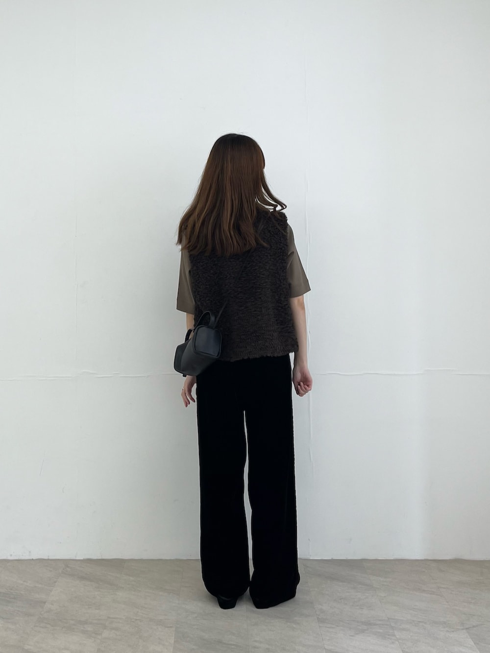 ブラック系のその他パンツ、ブラウン系のベスト、ブラック系のパンプスを着用したレディースの夏コーディネートの3枚目の写真