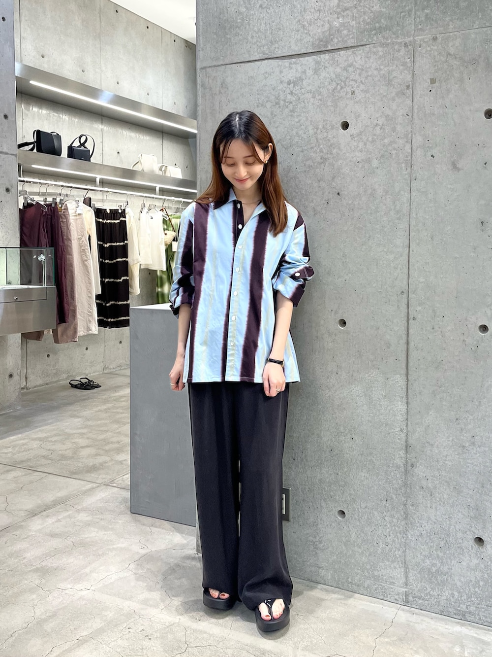 ブラウン系のその他パンツ、ブラック系のサンダル、その他のルームウェア/パジャマを着用したレディースの夏コーディネートの3枚目の写真