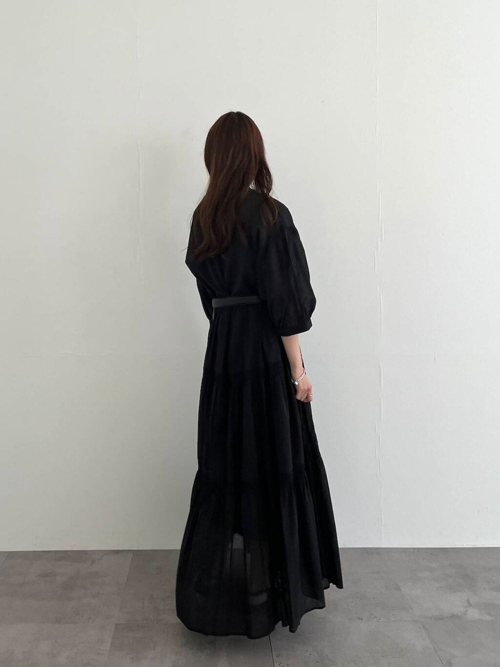 「ワンピース、アーバンリサーチ、デートコーデ、URBANRESEARCH、オールブラック、シアー、春コーデ、低身長コーデ、20代、ティアード、157cm、ブラックコーデ、トレンドコーデ、20代後半、骨格ウェーブ」｜「URBAN RESEARCHのポインテッドバックストラップシューズ（パンプス、ブラック系）」を使った、chisaさん（レディース・157cm）の春コーディネートの6枚目の写真