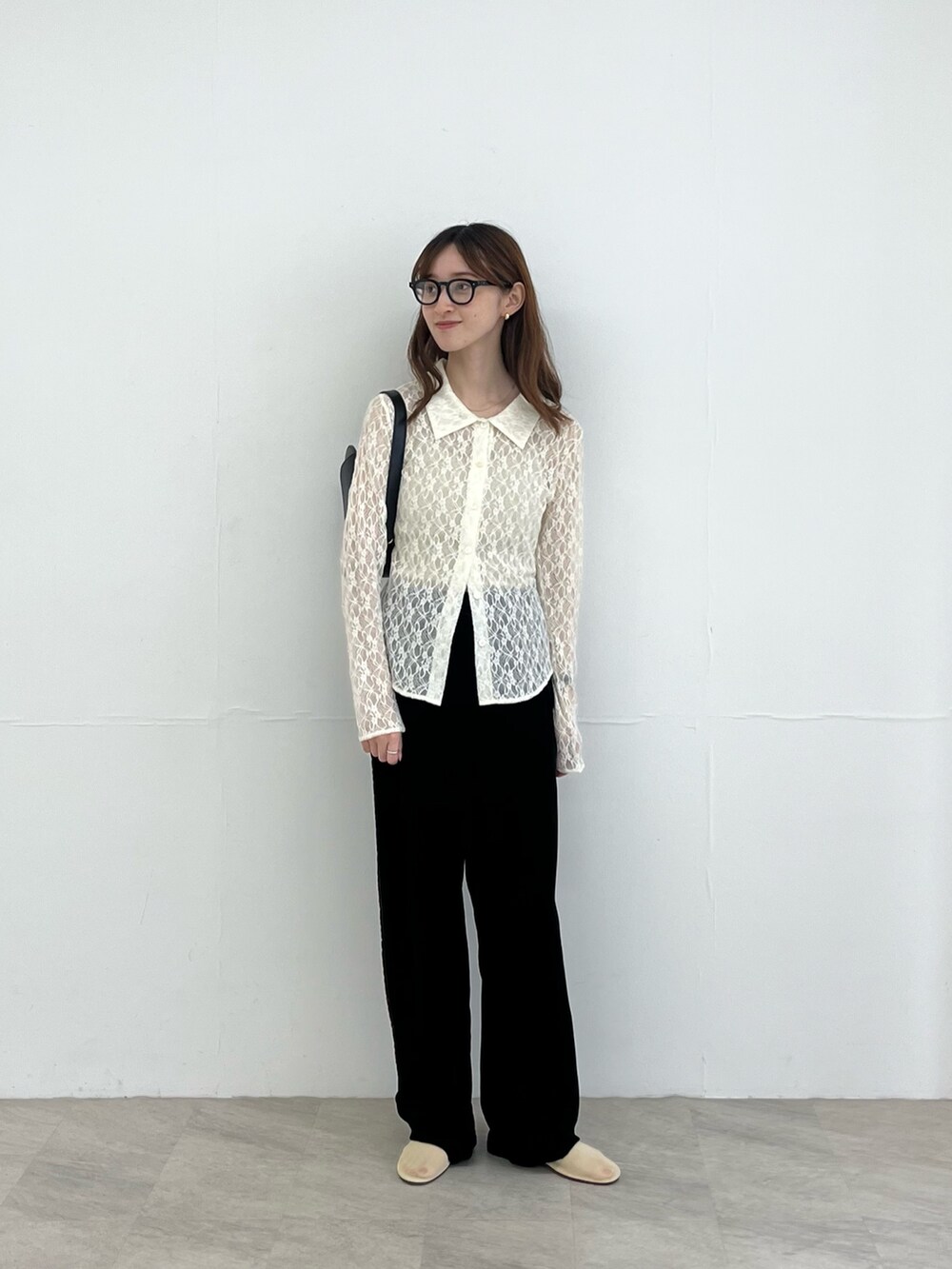 ホワイト系のシャツ/ブラウス、ブラック系のその他パンツ、ベージュ系のバレエシューズを着用したレディースの秋コーディネートの4枚目の写真