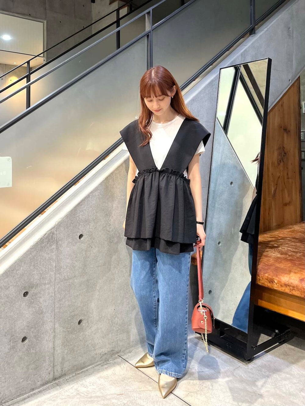 ゴールド系のパンプス、ブラウン系のショルダーバッグ、グレー系のTシャツ/カットソーを着用したレディースの夏コーディネートの3枚目の写真