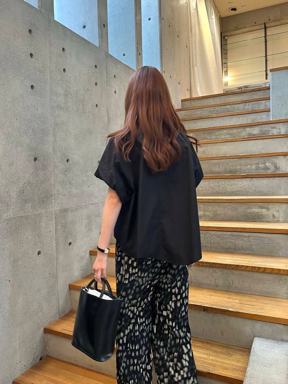 ピンク系のその他シューズ、ブラック系のその他パンツ、ブラック系のトートバッグを着用したレディースの夏コーディネートの7枚目の写真