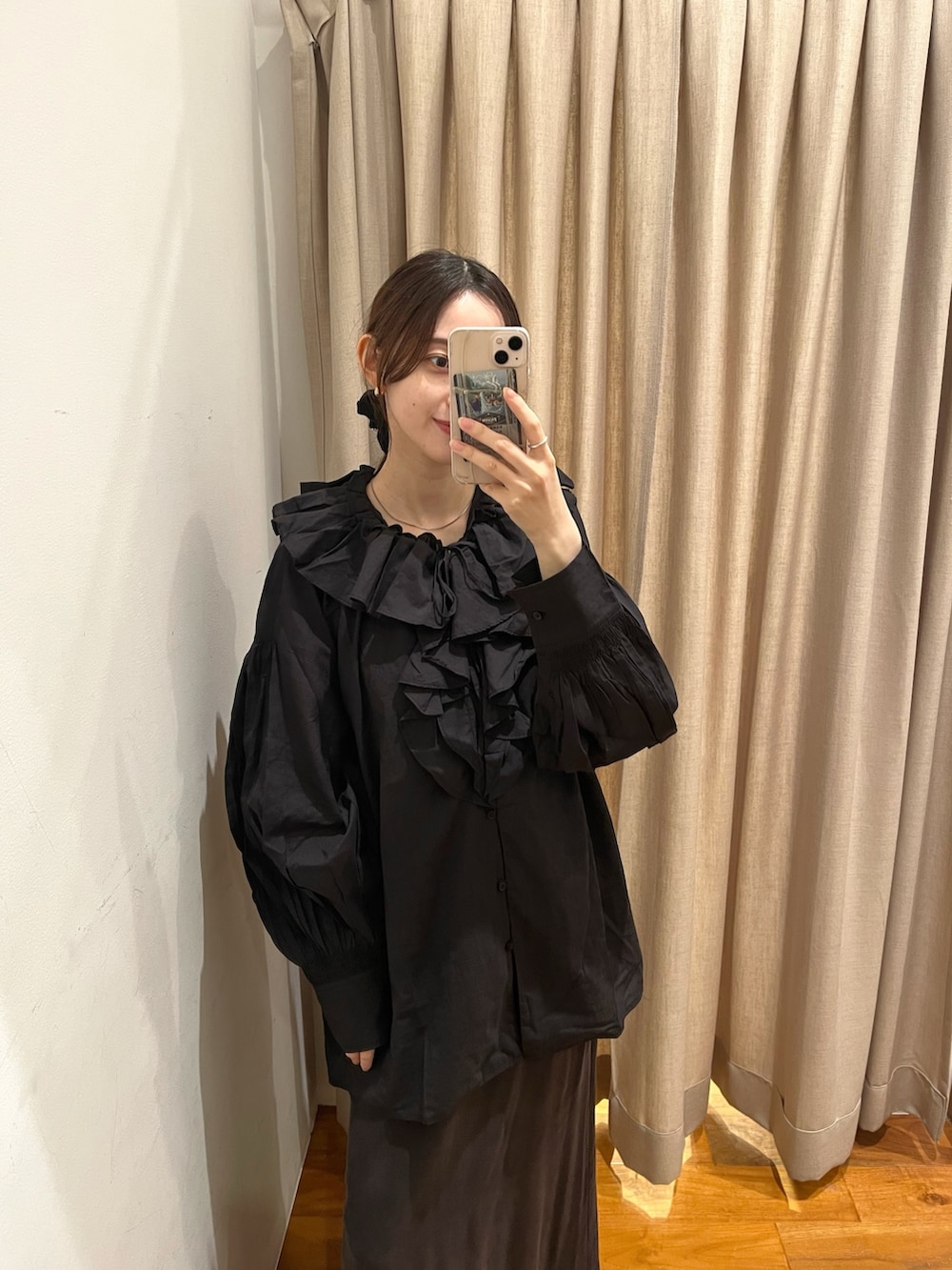 ブラック系のシャツ/ブラウスを着用したレディースの秋コーディネートの2枚目の写真