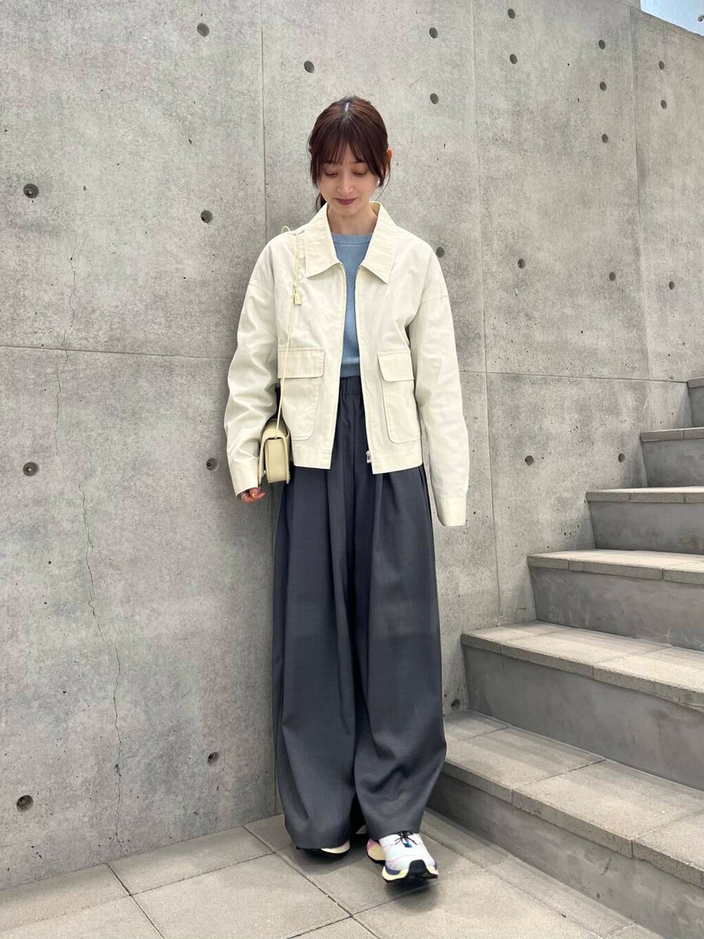グレー系のその他パンツ、ホワイト系のショルダーバッグ、ブルー系のニット/セーターを着用したレディースの冬コーディネートの2枚目の写真