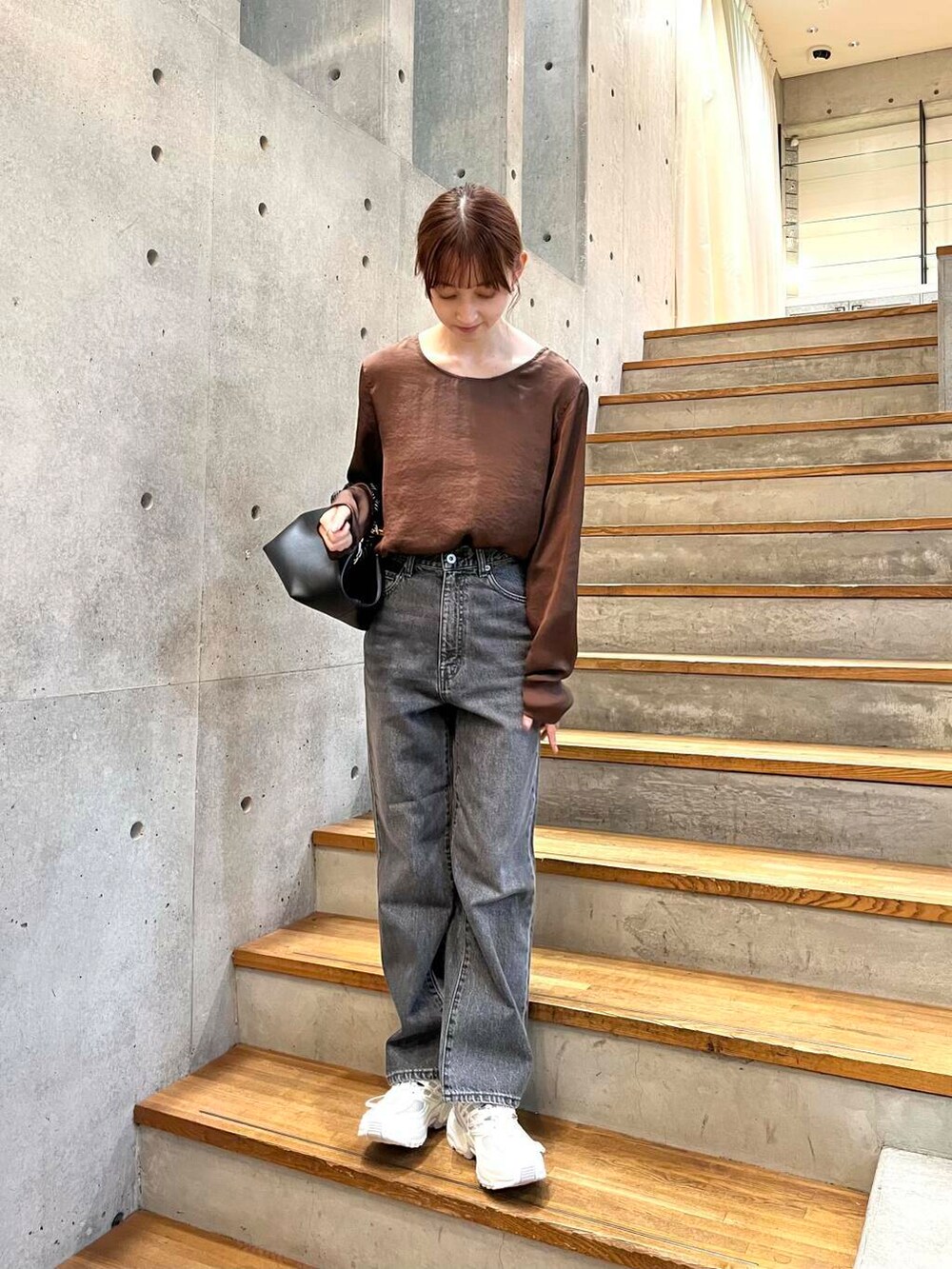 ブラウン系のシャツ/ブラウス、ブラック系のデニムパンツ、ホワイト系のスニーカーを着用したレディースの夏コーディネートの2枚目の写真