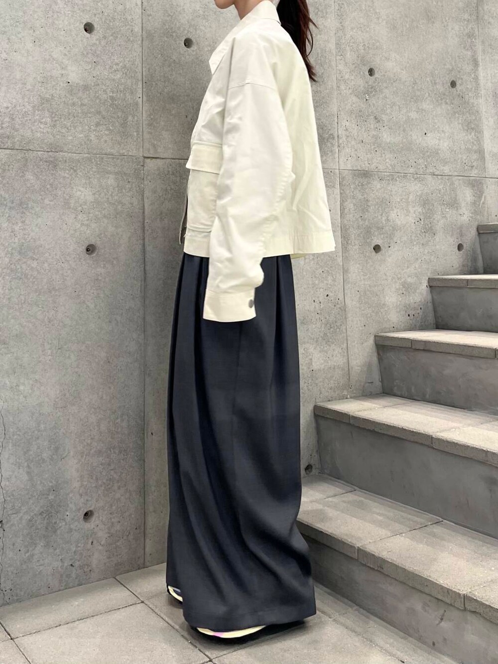 グレー系のその他パンツ、ホワイト系のショルダーバッグ、ブルー系のニット/セーターを着用したレディースの冬コーディネートの7枚目の写真