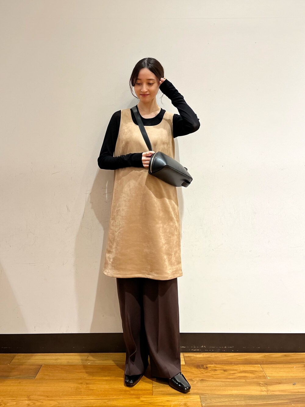 ベージュ系のワンピース、ブラック系のTシャツ/カットソー、ブラック系のローファーを着用したレディースの秋コーディネートの6枚目の写真