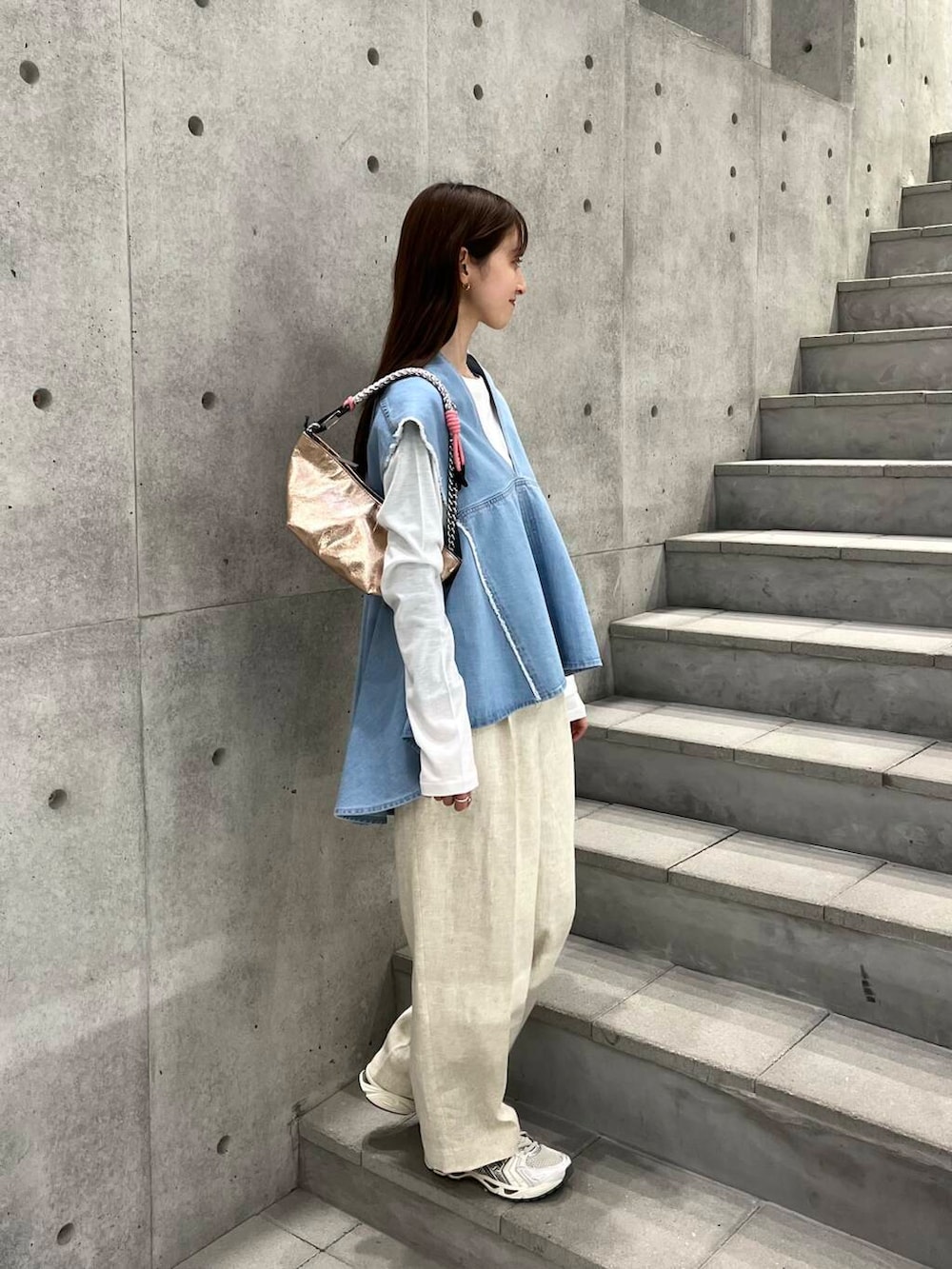 ホワイト系のTシャツ/カットソー、ベージュ系のその他パンツを着用したレディースの春コーディネートの2枚目の写真