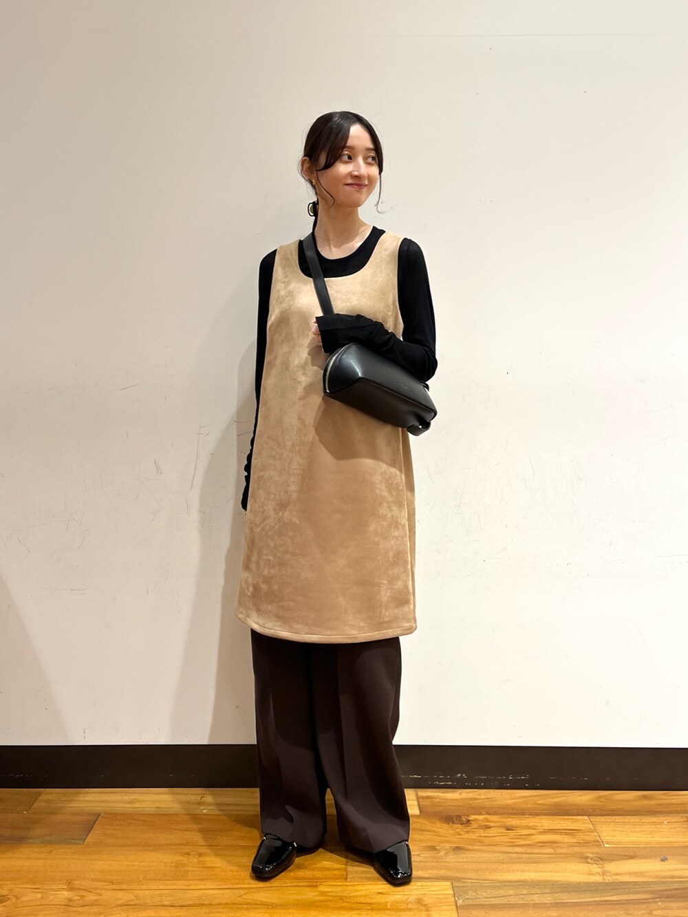 ベージュ系のワンピース、ブラック系のTシャツ/カットソー、ブラック系のローファーを着用したレディースの秋コーディネートの8枚目の写真