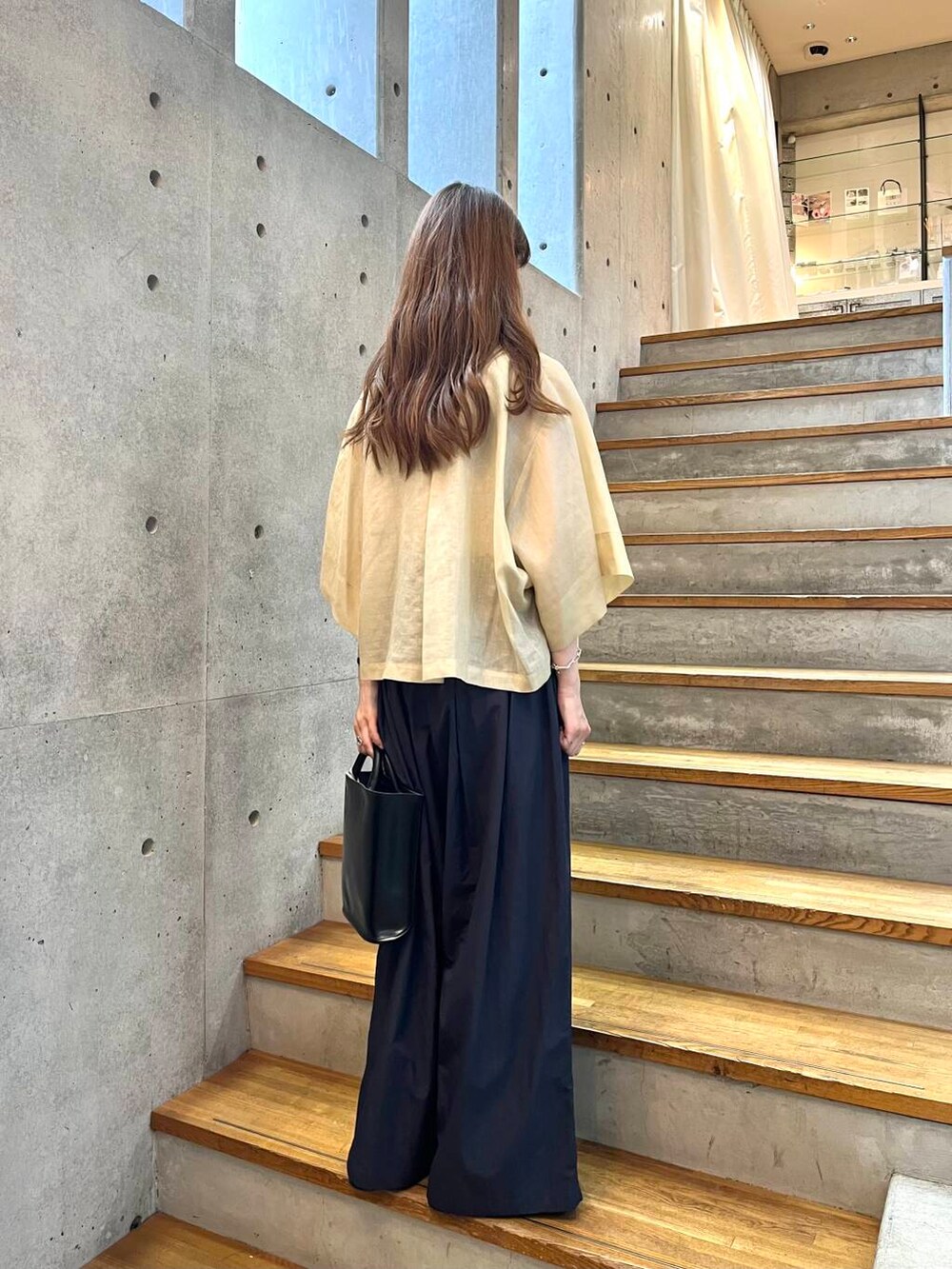 ブラック系のサンダル、ベージュ系のシャツ/ブラウス、ブルー系のその他パンツを着用したレディースの夏コーディネートの4枚目の写真