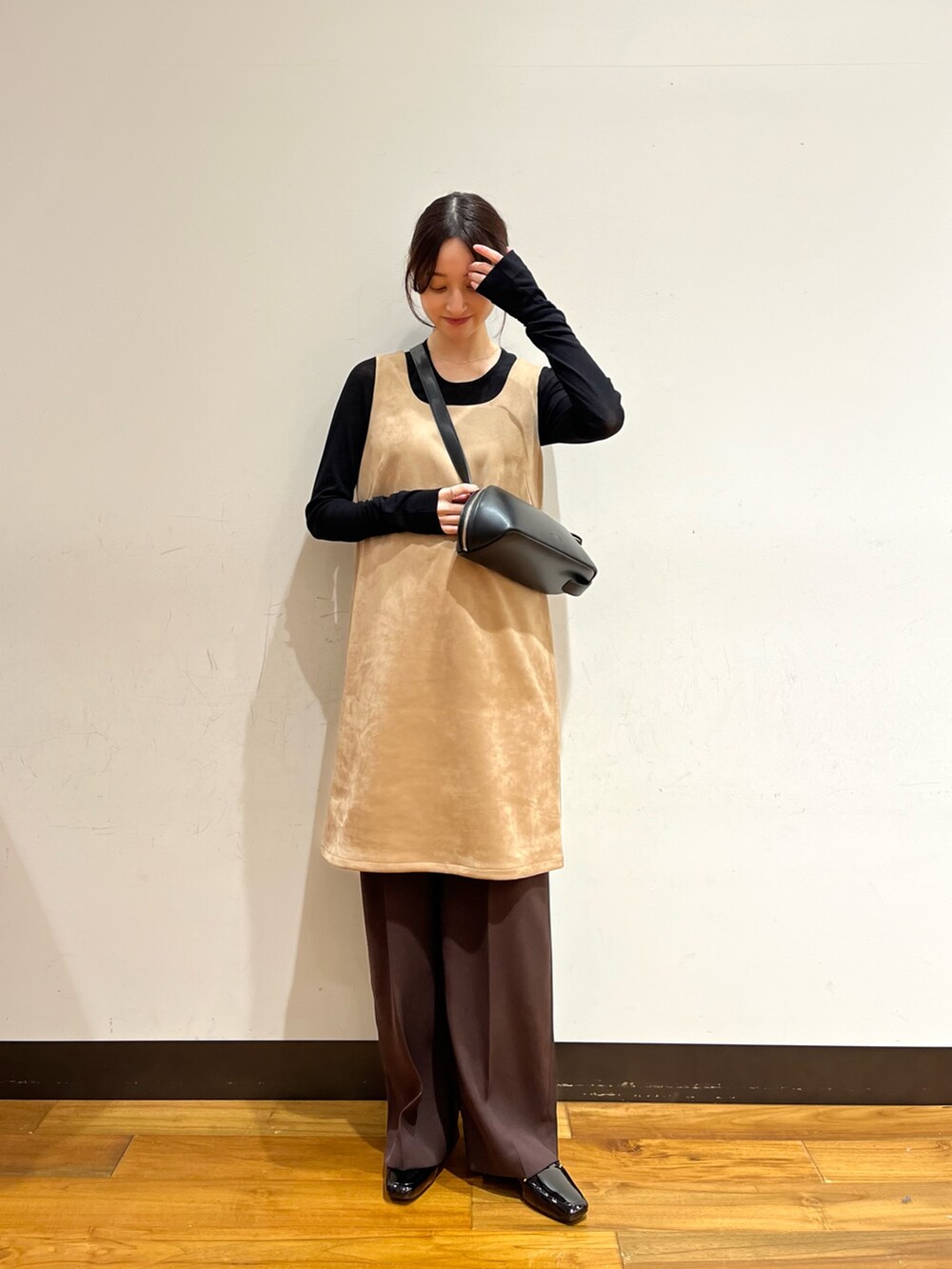 ベージュ系のワンピース、ブラック系のTシャツ/カットソー、ブラック系のローファーを着用したレディースの秋コーディネートの4枚目の写真