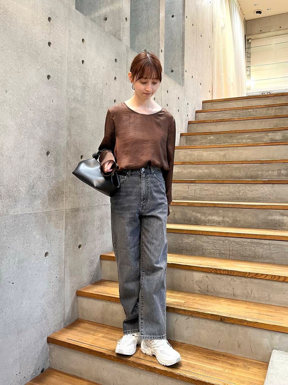 ブラウン系のシャツ/ブラウス、ブラック系のデニムパンツ、ホワイト系のスニーカーを着用したレディースの夏コーディネートの4枚目の写真