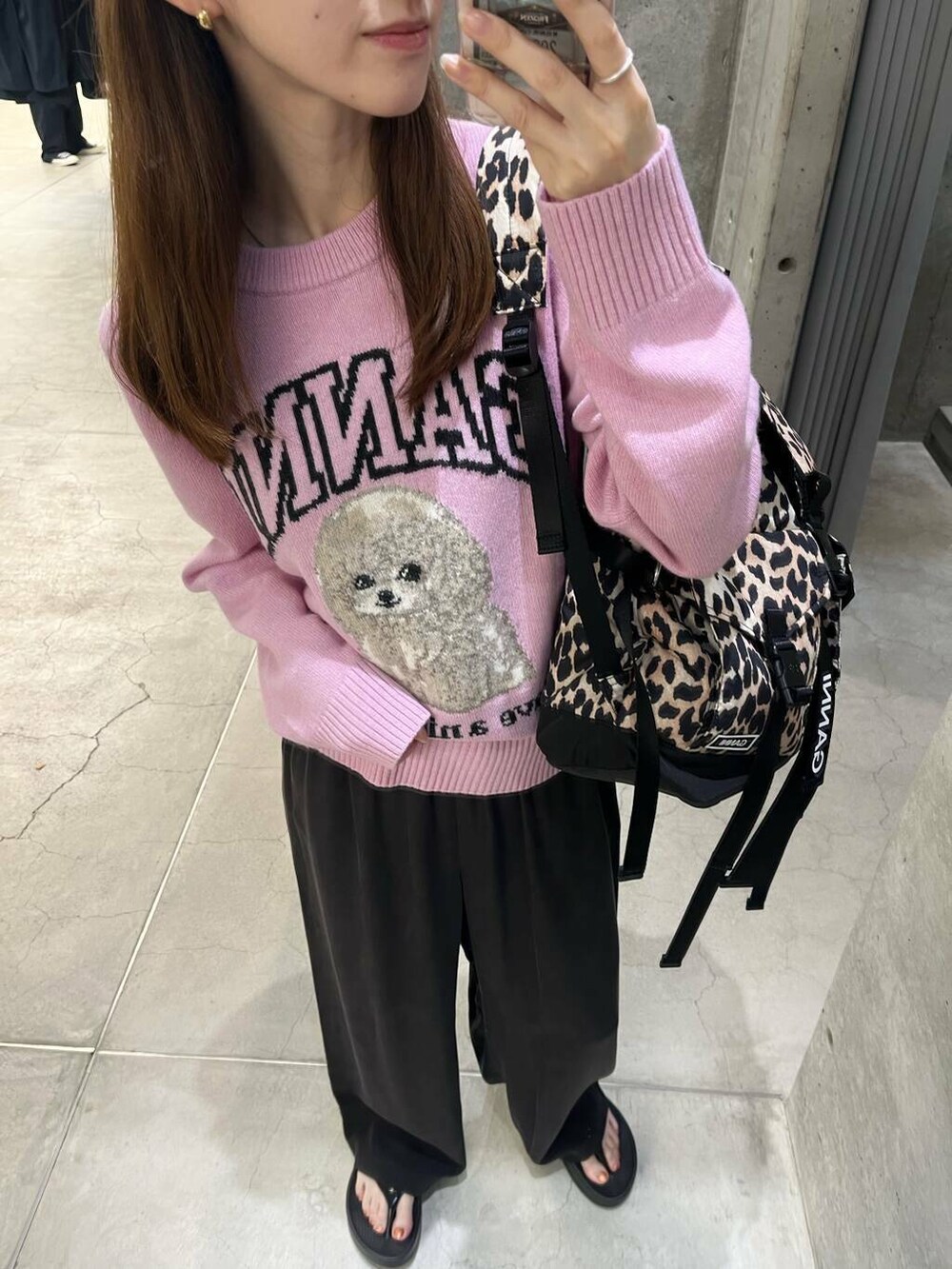 ブラック系のサンダル、その他のバックパック/リュック、ブラウン系のその他パンツを着用したレディースの夏コーディネートの7枚目の写真