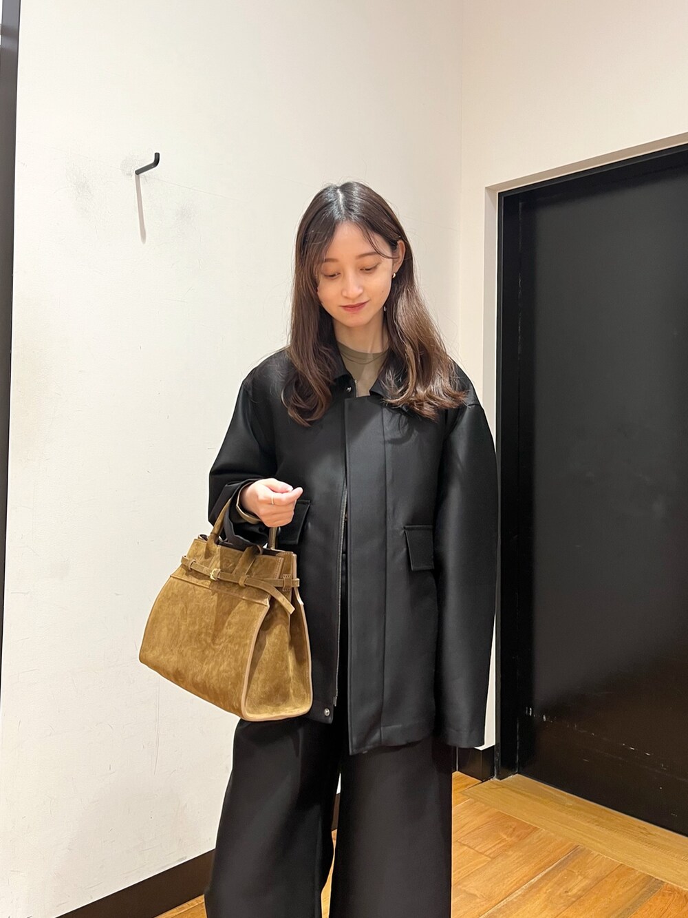 ブラック系のその他アウター、グリーン系のTシャツ/カットソー、ブラック系のその他パンツを着用したレディースの秋コーディネートの6枚目の写真