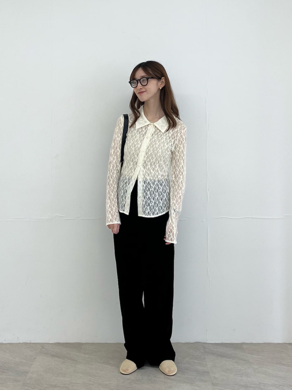 ホワイト系のシャツ/ブラウス、ブラック系のその他パンツ、ベージュ系のバレエシューズを着用したレディースの秋コーディネートの3枚目の写真