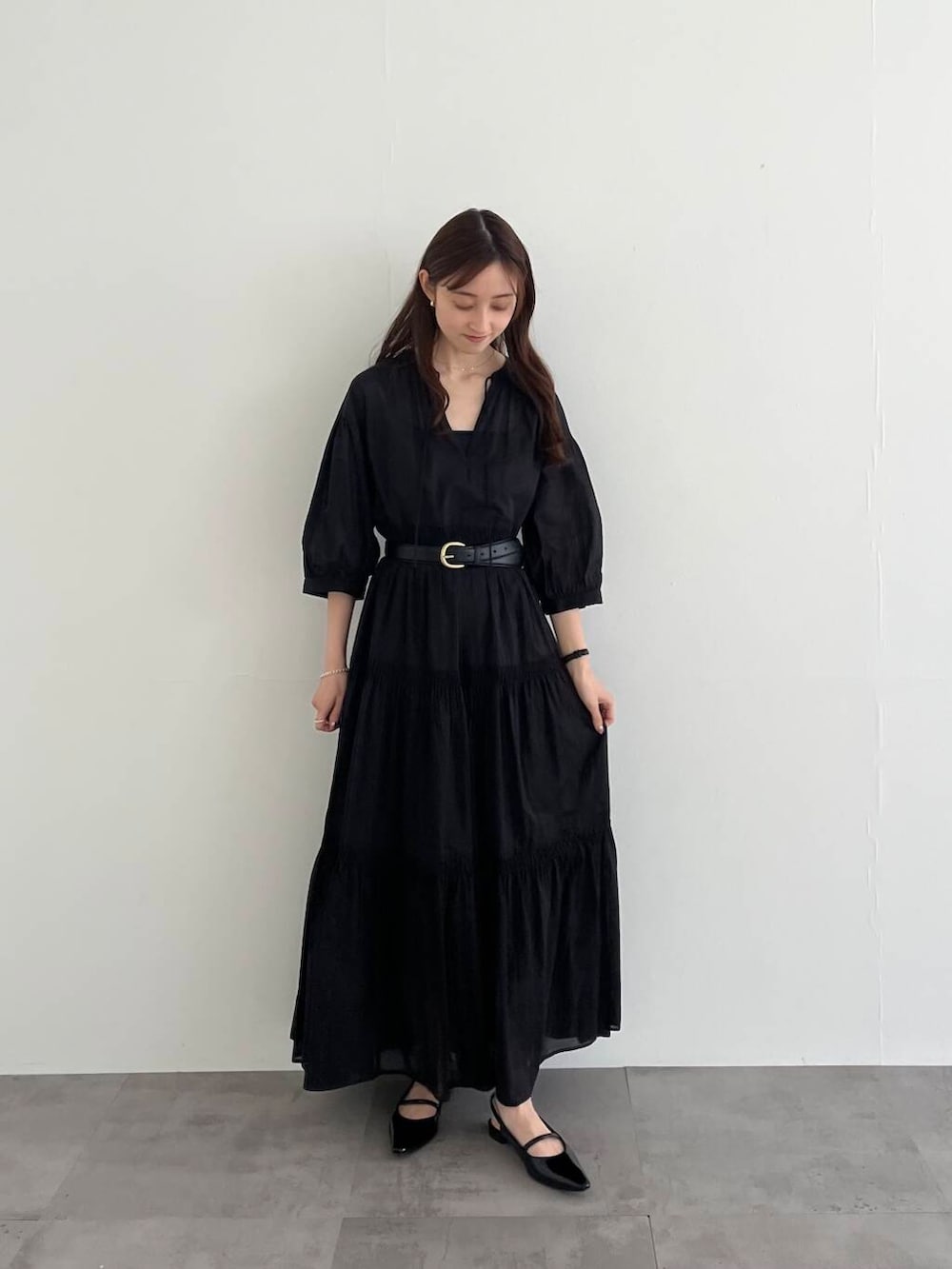 「ワンピース、アーバンリサーチ、デートコーデ、URBANRESEARCH、オールブラック、シアー、春コーデ、低身長コーデ、20代、ティアード、157cm、ブラックコーデ、トレンドコーデ、20代後半、骨格ウェーブ」｜「URBAN RESEARCHのポインテッドバックストラップシューズ（パンプス、ブラック系）」を使った、chisaさん（レディース・157cm）の春コーディネートの5枚目の写真