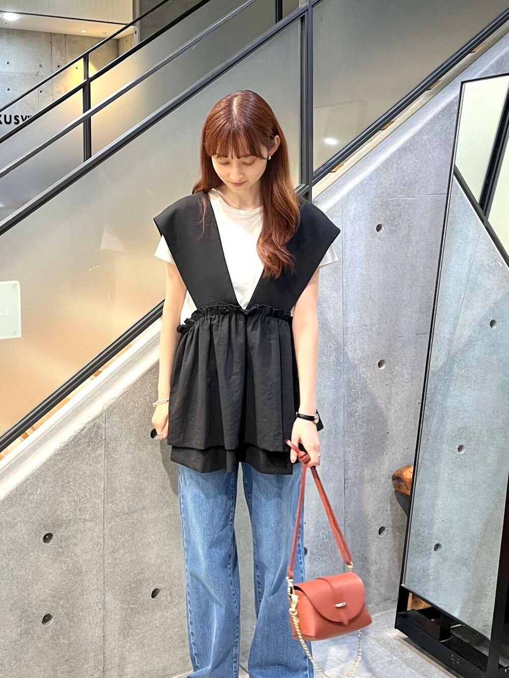 ゴールド系のパンプス、ブラウン系のショルダーバッグ、グレー系のTシャツ/カットソーを着用したレディースの夏コーディネートの6枚目の写真