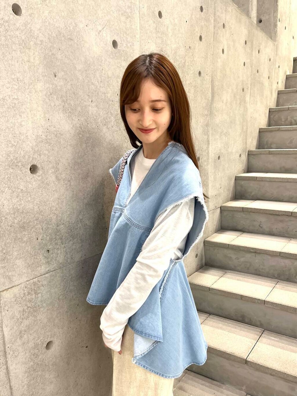 ホワイト系のTシャツ/カットソー、ベージュ系のその他パンツを着用したレディースの春コーディネートの7枚目の写真