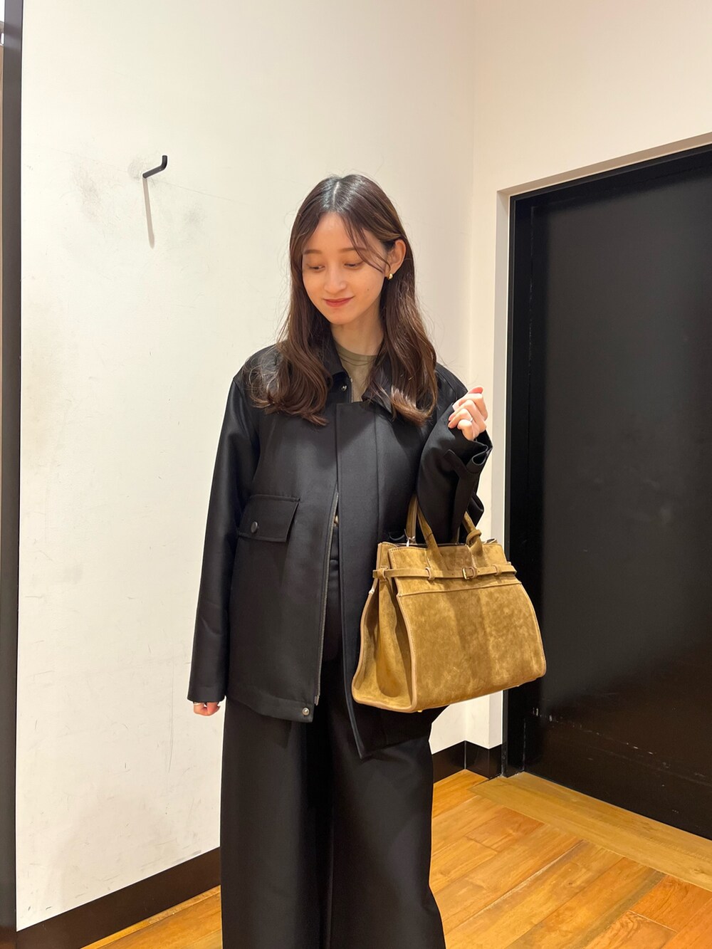 ブラック系のその他アウター、グリーン系のTシャツ/カットソー、ブラック系のその他パンツを着用したレディースの秋コーディネートの7枚目の写真