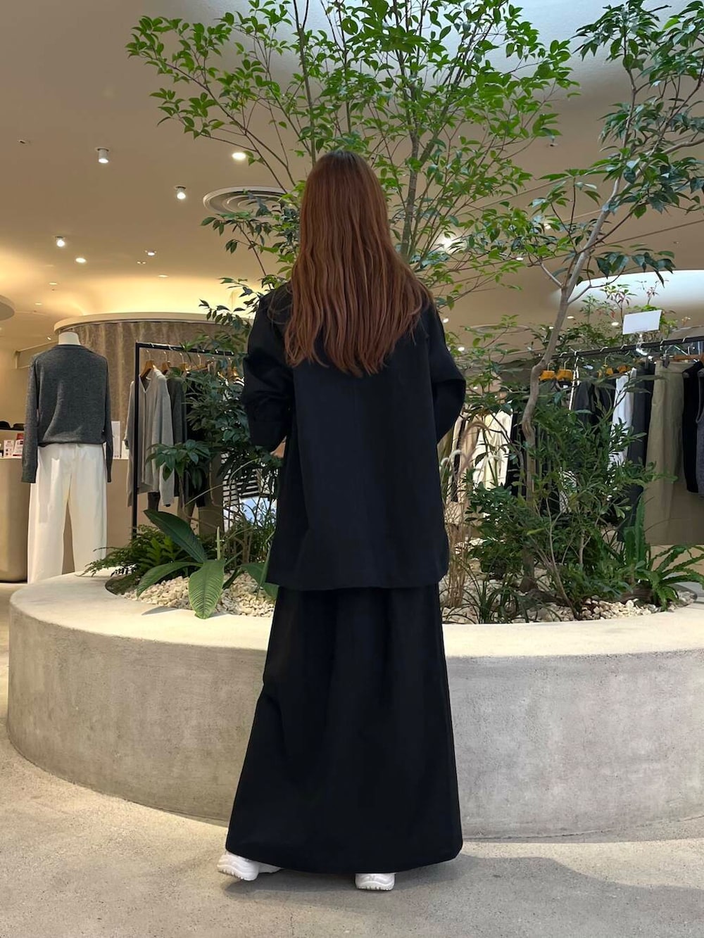 ブラック系のTシャツ/カットソー、ブラック系のテーラードジャケット、ブラック系のスカートを着用したレディースの秋コーディネートの6枚目の写真