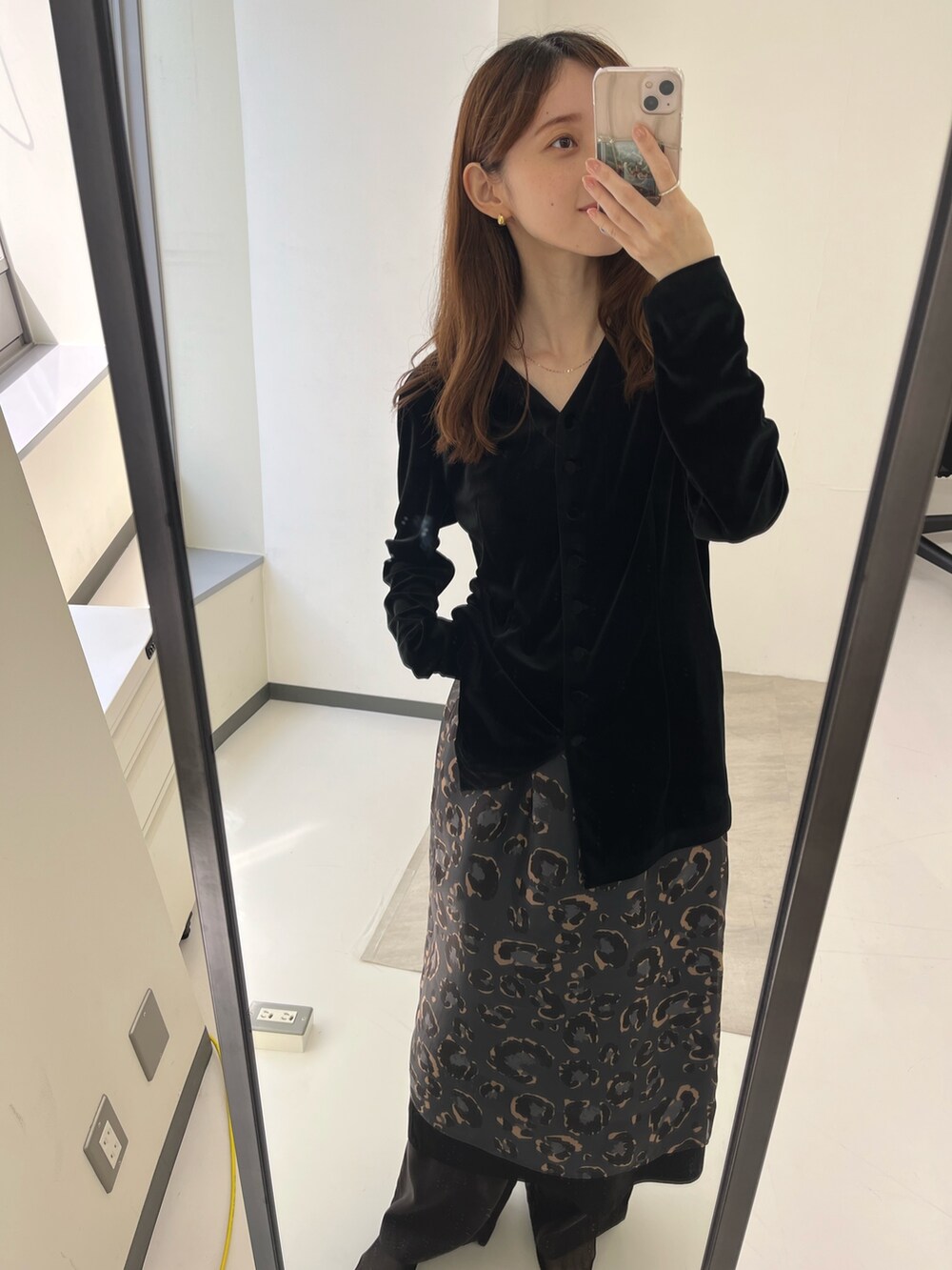 ブラック系のカーディガン/ボレロ、グレー系のスカート、ブラウン系のその他パンツを着用したレディースの秋コーディネートの5枚目の写真