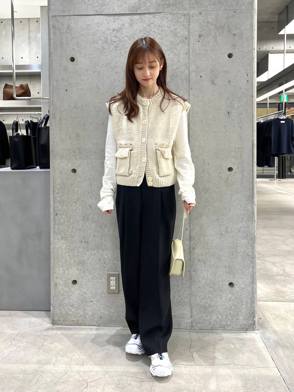 ホワイト系のTシャツ/カットソー、ブラック系のその他パンツ、ホワイト系のベストを着用したレディースの冬コーディネートの2枚目の写真