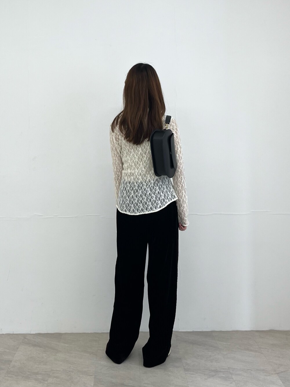 ホワイト系のシャツ/ブラウス、ブラック系のその他パンツ、ベージュ系のバレエシューズを着用したレディースの秋コーディネートの5枚目の写真