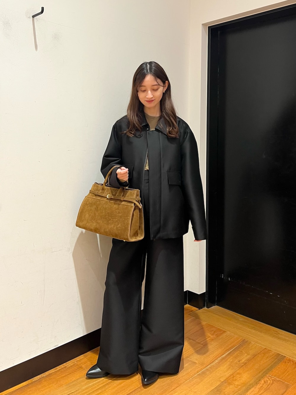 ブラック系のその他アウター、グリーン系のTシャツ/カットソー、ブラック系のその他パンツを着用したレディースの秋コーディネートの2枚目の写真