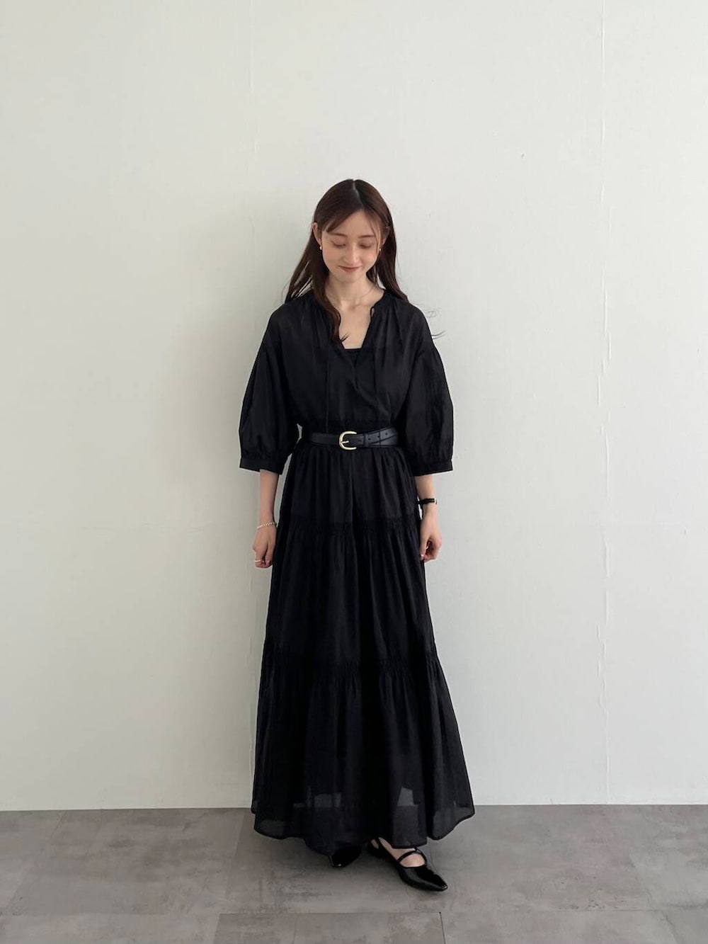 「ワンピース、アーバンリサーチ、デートコーデ、URBANRESEARCH、オールブラック、シアー、春コーデ、低身長コーデ、20代、ティアード、157cm、ブラックコーデ、トレンドコーデ、20代後半、骨格ウェーブ」｜「URBAN RESEARCHのポインテッドバックストラップシューズ（パンプス、ブラック系）」を使った、chisaさん（レディース・157cm）の春コーディネートの4枚目の写真