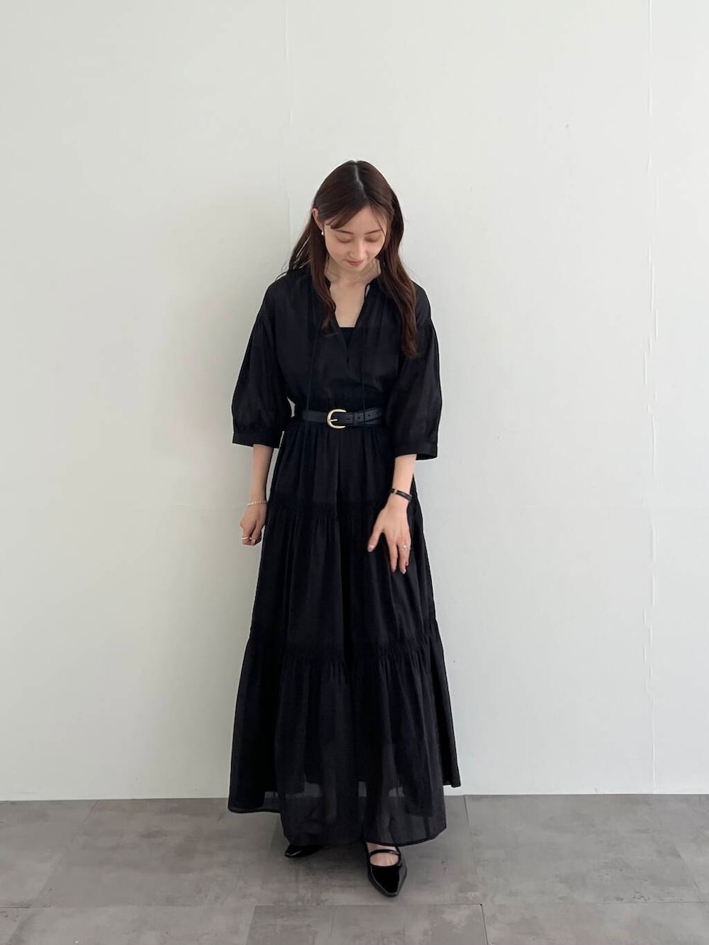 「ワンピース、アーバンリサーチ、デートコーデ、URBANRESEARCH、オールブラック、シアー、春コーデ、低身長コーデ、20代、ティアード、157cm、ブラックコーデ、トレンドコーデ、20代後半、骨格ウェーブ」｜「URBAN RESEARCHのポインテッドバックストラップシューズ（パンプス、ブラック系）」を使った、chisaさん（レディース・157cm）の春コーディネートの3枚目の写真