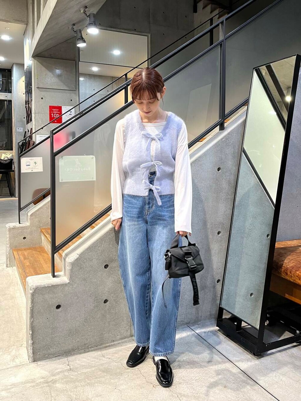 ブラック系のローファー、ブルー系のデニムパンツ、ホワイト系のTシャツ/カットソーを着用したレディースの夏コーディネートの4枚目の写真