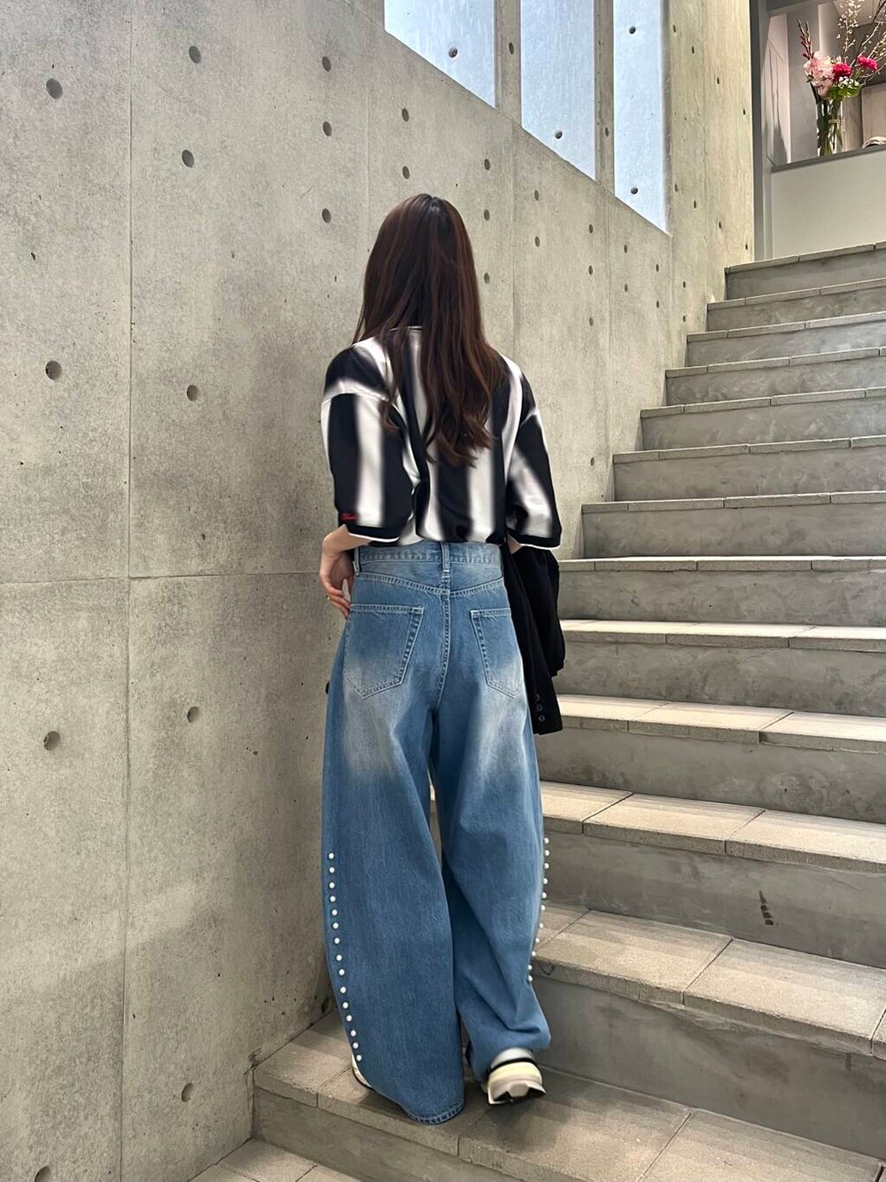 「アーバンリサーチ、デニム、スニーカー、URBANRESEARCH、メンズライク、春コーデ、スニーカーコーデ、デニムコーデ、低身長コーデ、20代、URBS、157cm、トレンドコーデ、20代後半、骨格ウェーブ」｜「URBAN RESEARCHのnew basic　ボックスショートジャケット（その他アウター、ブラック系）」を使った、chisaさん（レディース・157cm）の春コーディネートの7枚目の写真