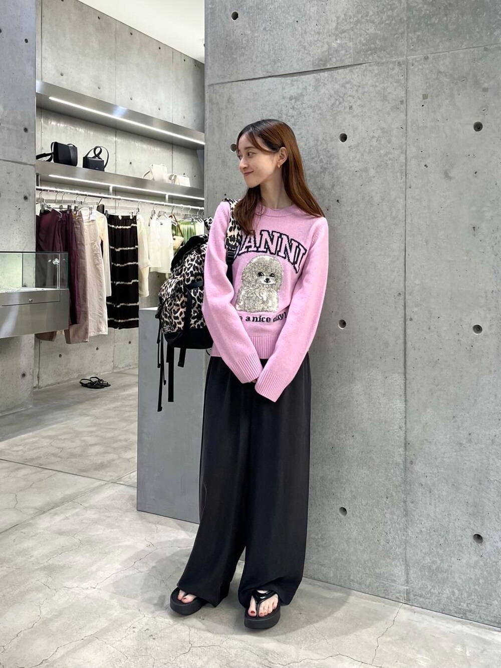 ブラック系のサンダル、その他のバックパック/リュック、ブラウン系のその他パンツを着用したレディースの夏コーディネートの4枚目の写真