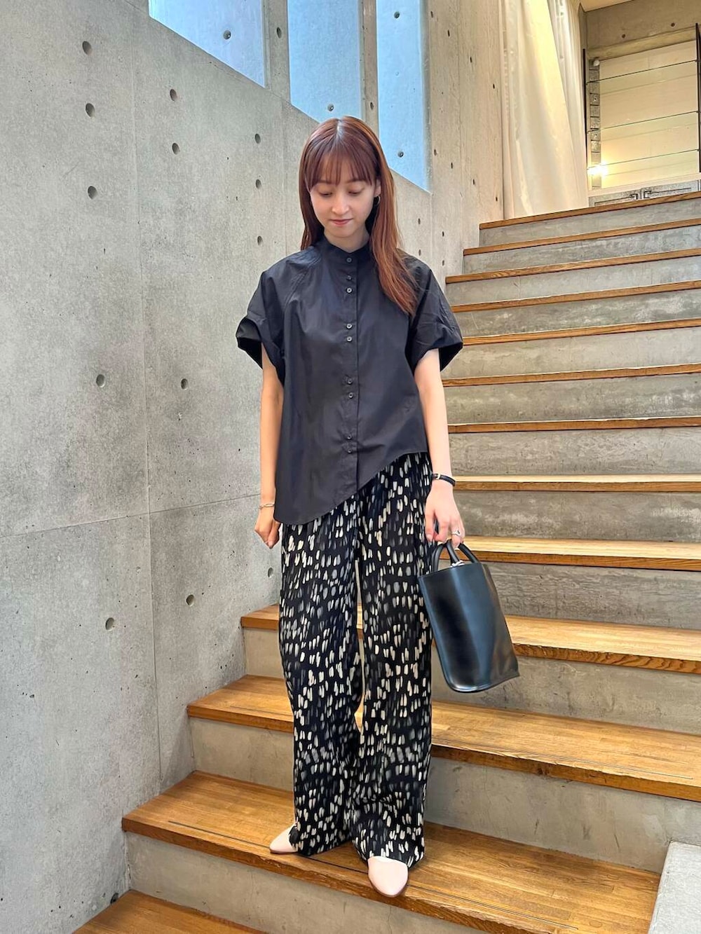 ピンク系のその他シューズ、ブラック系のその他パンツ、ブラック系のトートバッグを着用したレディースの夏コーディネートの2枚目の写真