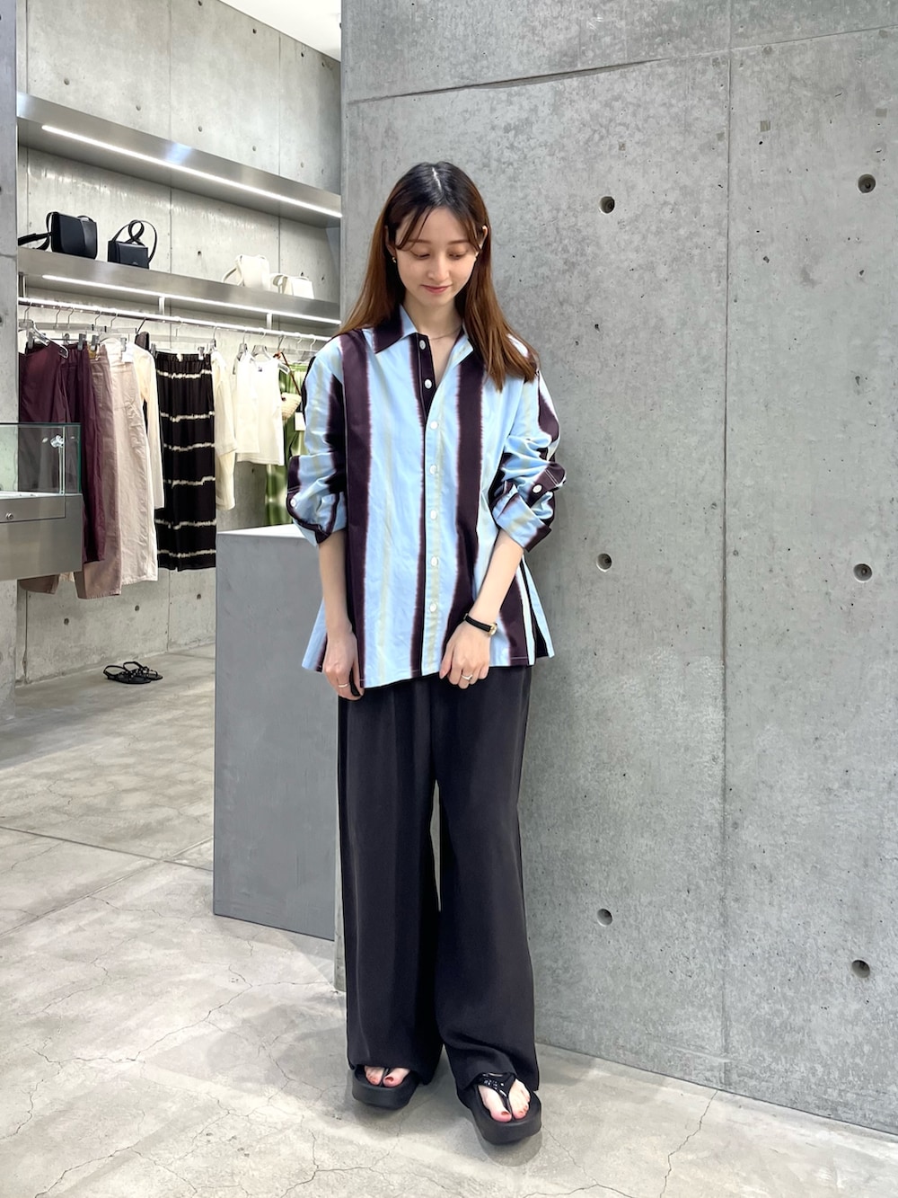 ブラウン系のその他パンツ、ブラック系のサンダル、その他のルームウェア/パジャマを着用したレディースの夏コーディネートの2枚目の写真