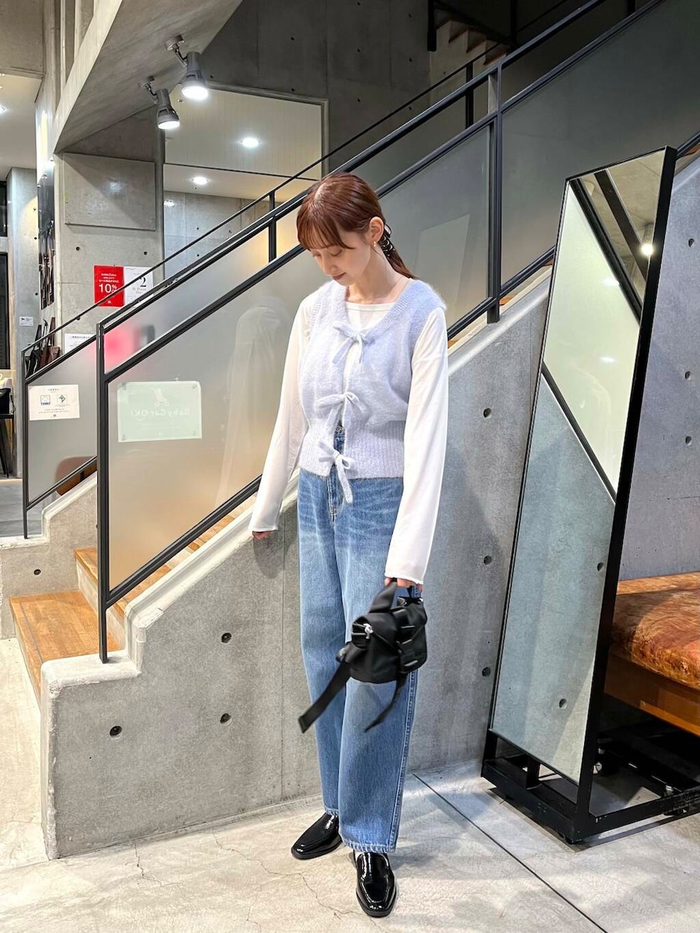 ブラック系のローファー、ブルー系のデニムパンツ、ホワイト系のTシャツ/カットソーを着用したレディースの夏コーディネートの3枚目の写真