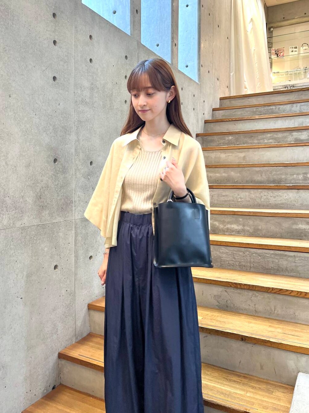 ブラック系のサンダル、ベージュ系のシャツ/ブラウス、ブルー系のその他パンツを着用したレディースの夏コーディネートの5枚目の写真