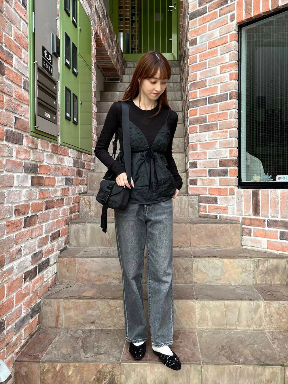 ブラック系のTシャツ/カットソー、ブラック系のその他シューズ、ブラック系のデニムパンツを着用したレディースの夏コーディネートの2枚目の写真